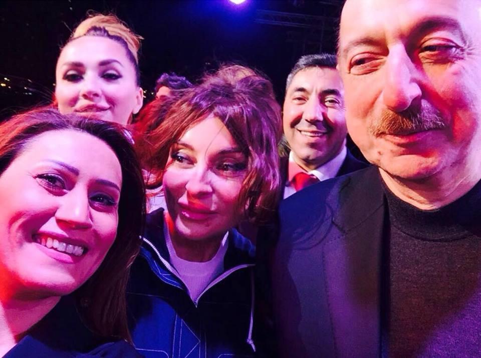Prezident və ailəsi sənətçilərlə bir arada -  FOTOLAR